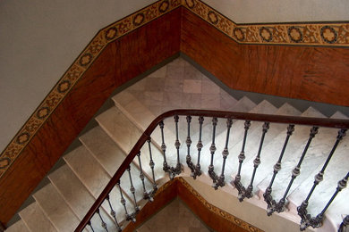 Modelo de escalera en U clásica renovada grande con escalones con baldosas y contrahuellas con baldosas y/o azulejos