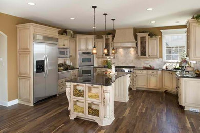 Kitchen - traditional kitchen idea in Chicago