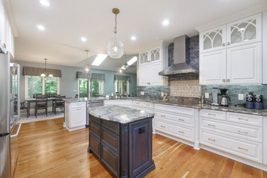 Example of a classic kitchen design in Cleveland