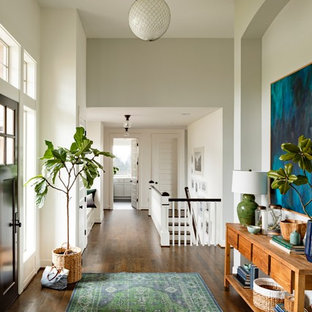 Idéer för att renovera en stor vintage hall, med mörkt trägolv och vita väggar