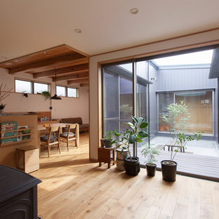 他の地域のモダンスタイルのおしゃれな中庭のテラス (コンクリート敷き	、日よけなし) の写真