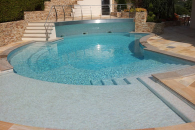 Immagine di una piscina contemporanea