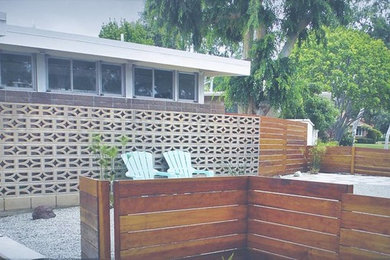 Foto de jardín de secano retro en patio delantero con gravilla