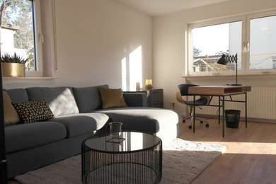 Mittelgroßes, Repräsentatives, Abgetrenntes Modernes Wohnzimmer in grau-weiß mit weißer Wandfarbe, gebeiztem Holzboden, freistehendem TV und Deckengestaltungen in Frankfurt am Main