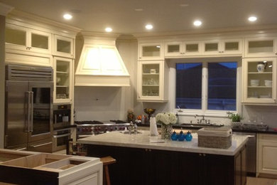 Kitchen - traditional kitchen idea in Orange County