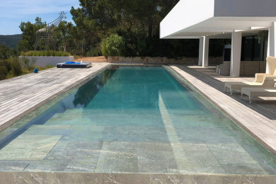 Aménagement d'une piscine contemporaine.