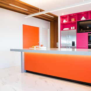 Zweizeilige, Große Moderne Küche mit Vorratsschrank, Unterbauwaschbecken, orangefarbenen Schränken, Quarzit-Arbeitsplatte, bunter Rückwand, Glasrückwand, Küchengeräten aus Edelstahl, Keramikboden, Kücheninsel, weißem Boden und grauer Arbeitsplatte in Napier-Hastings