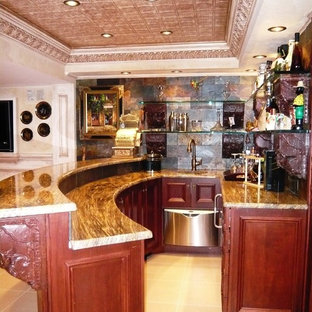 ニューヨークの中サイズのラスティックスタイルのおしゃれな着席型バー (アンダーカウンターシンク、家具調キャビネット、濃色木目調キャビネット、御影石カウンター、マルチカラーのキッチンパネル、磁器タイルの床、スレートの床) の写真