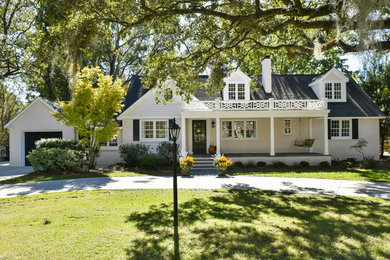 Example of a classic home design design in Charleston