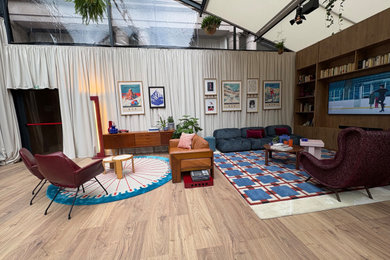 Ispirazione per un ampio soggiorno eclettico stile loft con angolo bar, pareti beige, parquet chiaro, TV a parete, pavimento marrone, soffitto a volta, boiserie e tappeto
