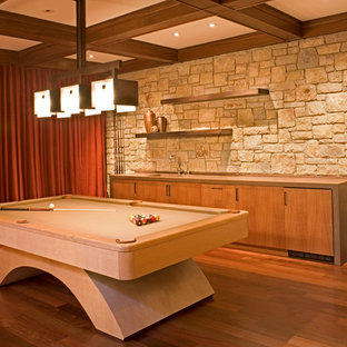 Immagine di un grande soggiorno mediterraneo con pavimento in legno massello medio, pareti beige e pavimento arancione