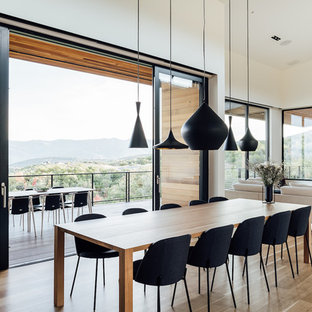 ソルトレイクシティのモダンスタイルのLDKの画像 (白い壁、淡色無垢フローリング、ベージュの床)