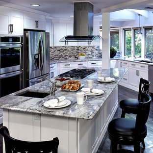 Idées déco pour une grande arrière-cuisine contemporaine en U avec un évier encastré, un placard à porte shaker, des portes de placard blanches, un plan de travail en marbre, une crédence multicolore, une crédence en carreau briquette, un électroménager en acier inoxydable, un sol en vinyl et un îlot central.