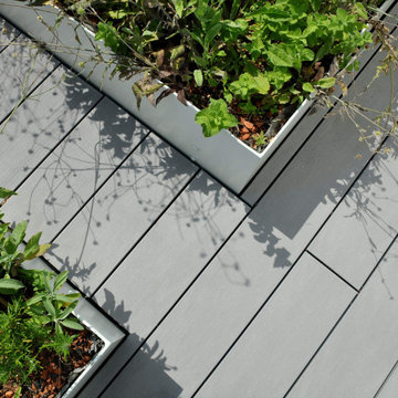 Begrünte Penthouse Dachterrasse mit grauem Premium WPC Terrassenbelag