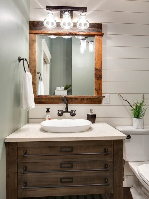 Gästetoilette & Gäste-WC mit dunklem Holzboden im Landhausstil: Ideen