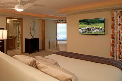 Ejemplo de dormitorio principal tradicional con moqueta y suelo beige