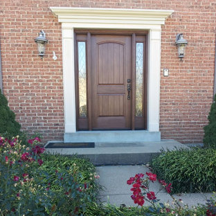 Réalisation d'une porte d'entrée sud-ouest américain avec une porte simple et une porte marron.