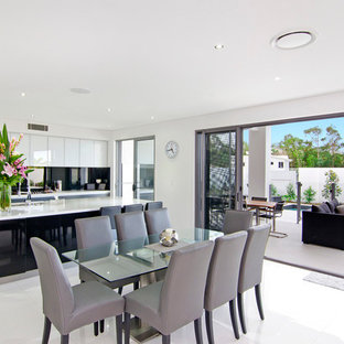 ゴールドコーストのコンテンポラリースタイルのLDKの画像 (白い床)