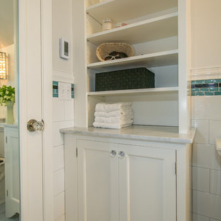 Ispirazione per una grande stanza da bagno padronale minimalista con lavabo sottopiano, ante in stile shaker, ante bianche, top in marmo, doccia alcova, WC a due pezzi, piastrelle multicolore, piastrelle in gres porcellanato, pareti bianche e pavimento in gres porcellanato