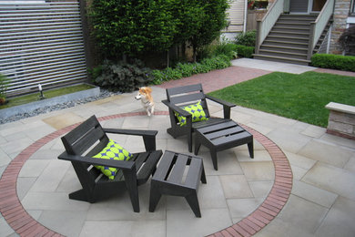Inspiration for a contemporary patio remodel in Chicago