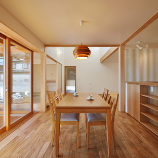 他の地域の和風のLDKの画像 (白い壁、無垢フローリング、茶色い床)