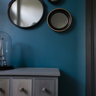 Bild på en stor eklektisk foajé, med betonggolv, grått golv och grå väggar