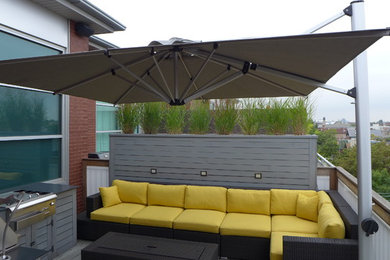 Example of a trendy deck design in Chicago