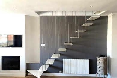 Imagen de escalera recta actual pequeña sin contrahuella con escalones de metal y barandilla de metal