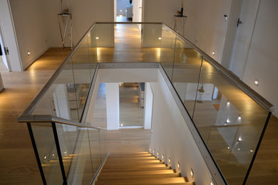 Gerade, Große Moderne Treppe mit Holz-Setzstufen in Nürnberg