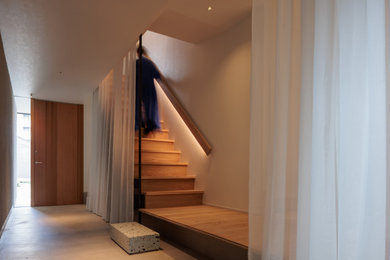 Cette image montre un petit escalier droit nordique avec des marches en bois, des contremarches en bois, un garde-corps en bois et du papier peint.