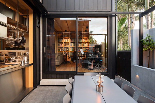 Современный Дворик by Strachan Group Architects