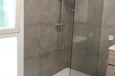 Reforma de un baño donde predomina una baldosa de 60 x 60  en  color gris.