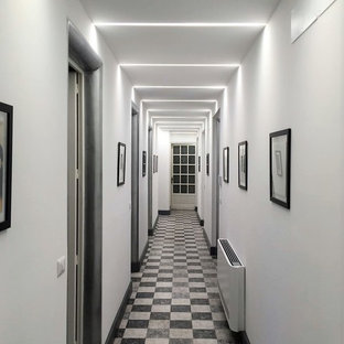 Bild på en stor vintage hall, med vita väggar, vinylgolv och flerfärgat golv