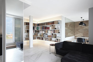 Diseño de biblioteca en casa abierta y blanca y madera minimalista con paredes blancas, suelo de mármol, suelo blanco, bandeja y boiserie