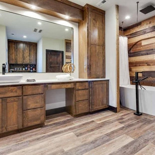 75+ Bäder mit braunem Holzboden und WC-Raum Ideen & Bilder - März 2021