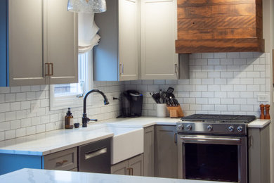 Imagen de cocina contemporánea de tamaño medio con electrodomésticos de acero inoxidable, suelo de madera oscura y suelo marrón