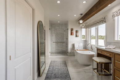 Beach style bathroom photo in Los Angeles