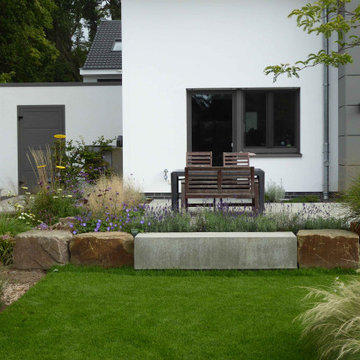 Moderner Pool-Wohngarten