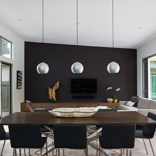 Свежая идея для дизайна: гостиная-столовая среднего размера в стиле ретро с черными стенами, полом из керамогранита и бежевым полом - отличное фото интерьера