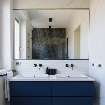 Bagno con la parete in marmo silver wave