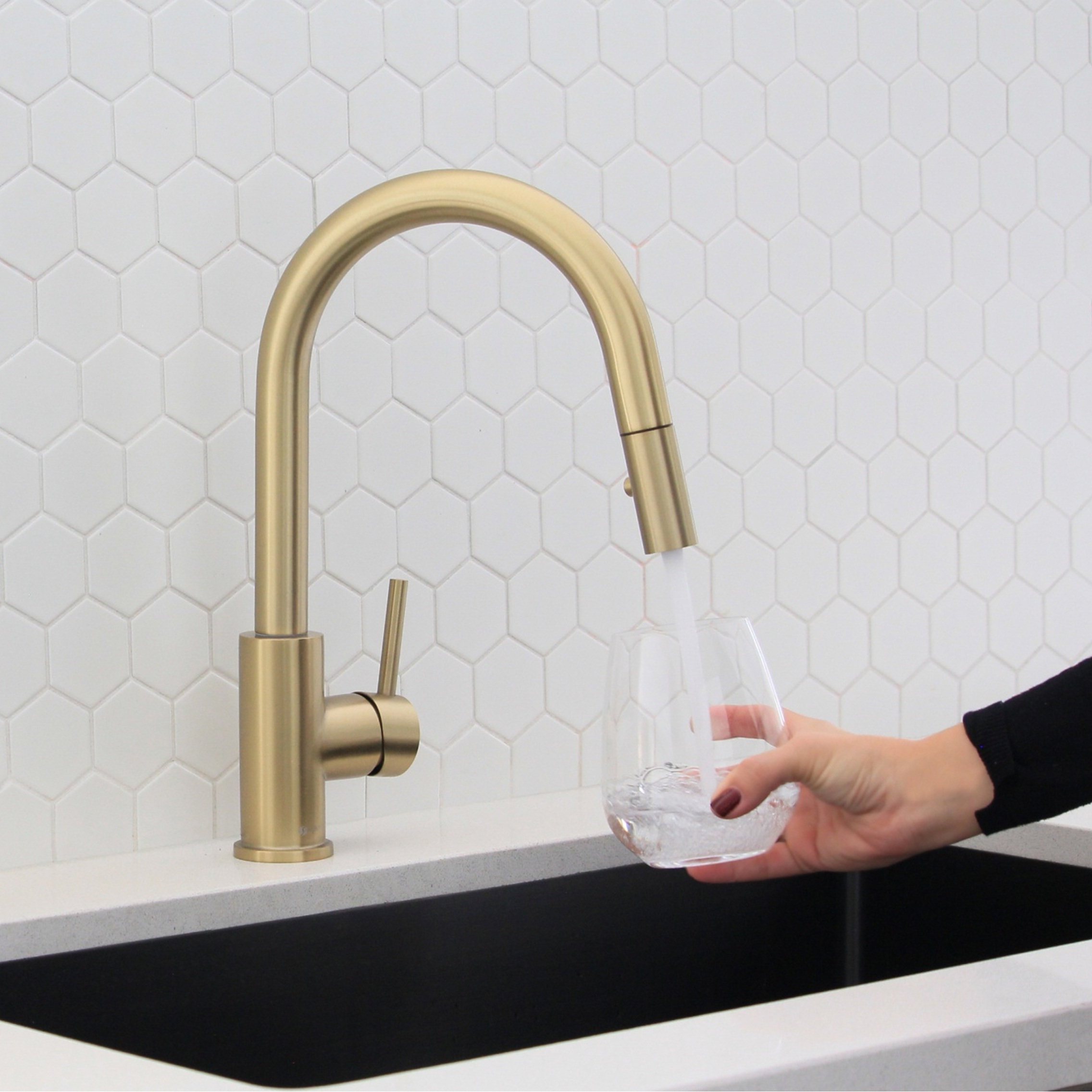 STYLISH Modern Single Handle  Pull down Sprayer  Kitchen Faucet in Gold Finish
