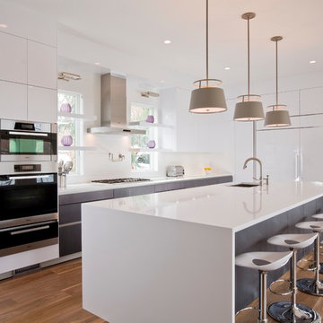 Modern Waterfront Kitchen