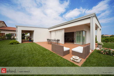 Immagine della villa grande bianca contemporanea a un piano con rivestimenti misti, tetto piano e copertura in metallo o lamiera