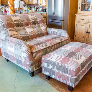 Mittelgroßes, Fernseherloses, Offenes Mediterranes Musikzimmer mit oranger Wandfarbe, Betonboden, Kaminofen, Kaminsims aus Beton und grünem Boden in Salt Lake City