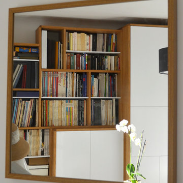 Agencement d’une chambre à coucher par cette grande armoire-bibliothèque.