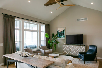 Imagen de salón abierto y abovedado actual grande con suelo de madera en tonos medios, televisor independiente y suelo marrón