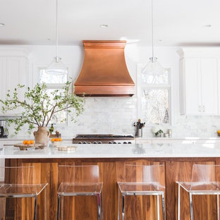 Weiße Küchen mit Rückwand aus Steinfliesen Ideen, Design & Bilder