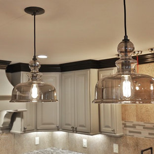 Idéer för ett mellanstort klassiskt flerfärgad kök, med en undermonterad diskho, luckor med upphöjd panel, grå skåp, granitbänkskiva, flerfärgad stänkskydd, stänkskydd i porslinskakel, rostfria vitvaror, tegelgolv, en köksö och beiget golv