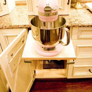 White and Bright Vintage Traditional Kitchen
