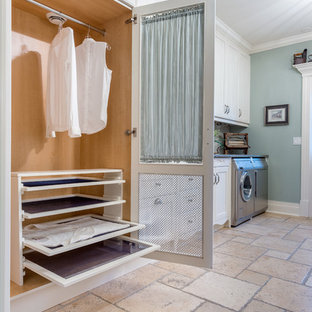 オタワの中サイズのトランジショナルスタイルのおしゃれな洗濯室 (シェーカースタイル扉のキャビネット、白いキャビネット、青い壁、左右配置の洗濯機・乾燥機、ライムストーンの床、ベージュの床) の写真